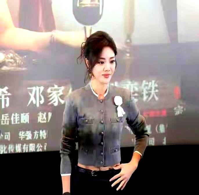 黑丝当场崩线，她直接撕了继续走红毯。那年她还不是腹黑继母，也没演疯魔角色。就