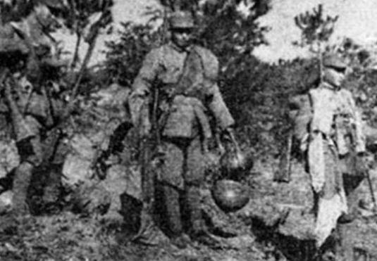 1937年，地下党员张宗伟被捕，期间，妻子就在人群中，看到丈夫要被日军带走，妻子