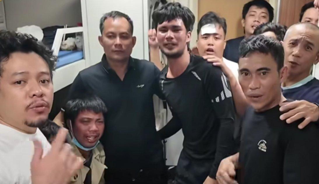 中国海警向菲移交17名菲获救船员中国海警位中国黄岩岛附近海域向菲方顺利移交17名