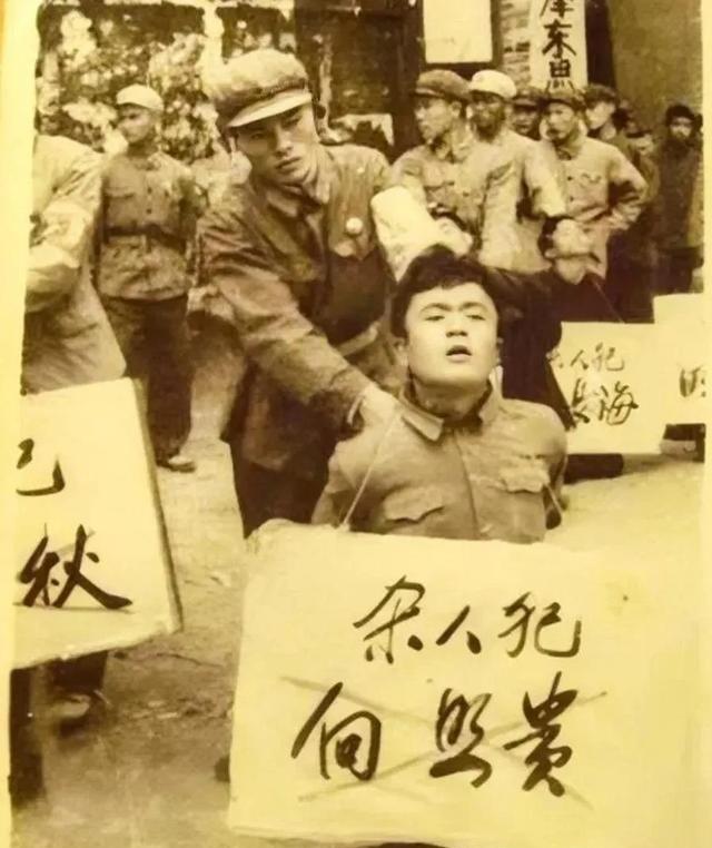 1969年的一天，在数万名群众的见证下，某地一大批罪犯在公审大会上被判处死刑，