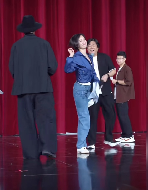 倪妮一声不吭变成了短发，主持人排练好认真。倪妮晚上进行了金鸡奖颁奖主持人排练，短