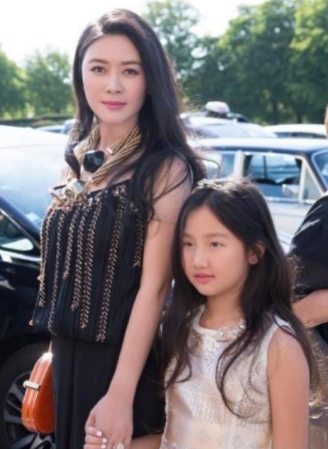 2001年，陆毅的老婆鲍蕾在接受采访时，对昔日同学田海蓉极尽讽刺：“她追了我老公