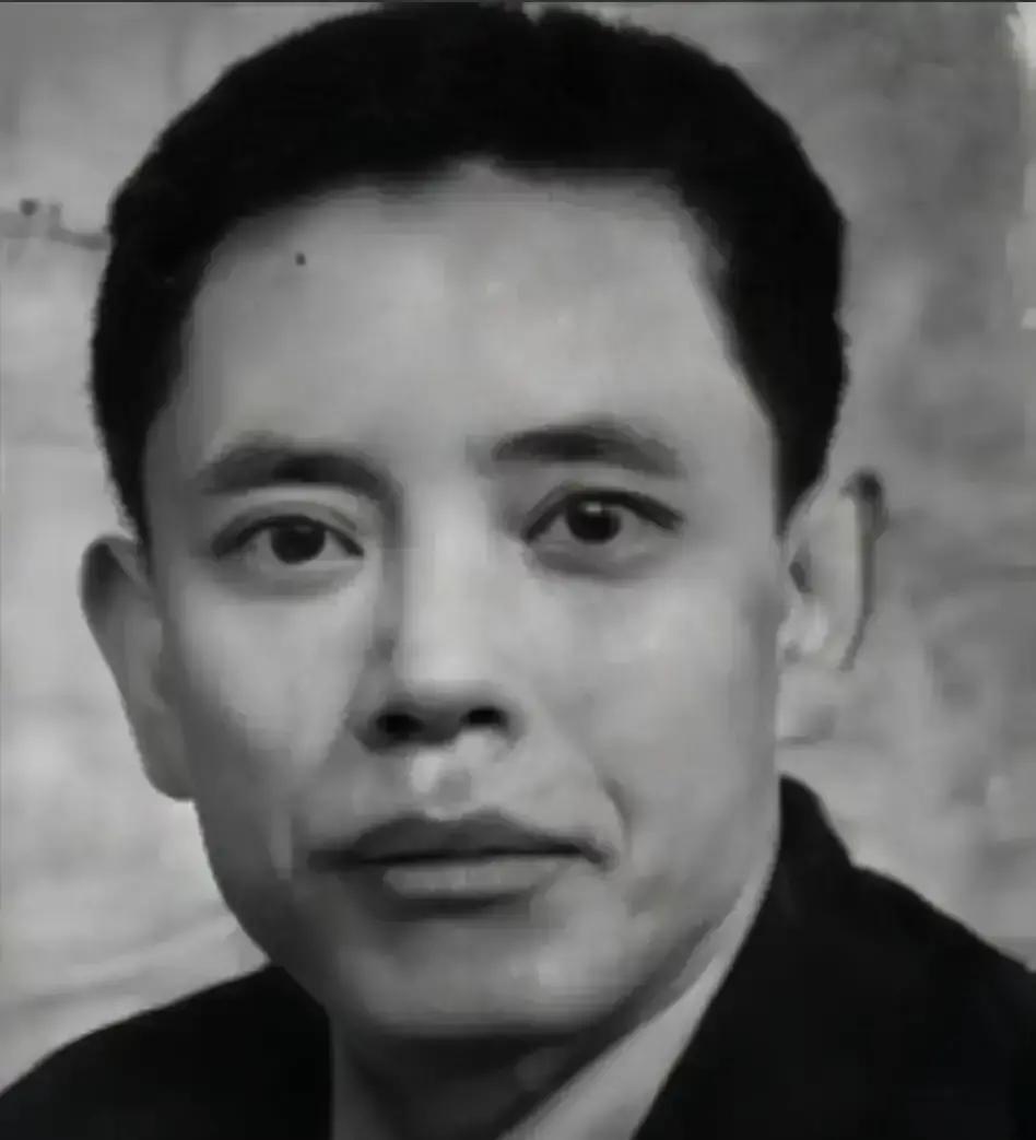 1948年5月11日，四川自贡的街头人来人往。一个提着行李的中年男人正低调地在街