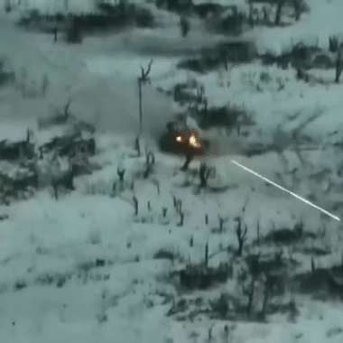 俄式坦克成员都坐在弹药上方，一旦被击穿，就会殉爆全员吃席！简单来说，俄式坦克