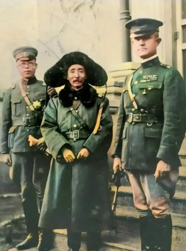 这是张作霖真实的长相，是个干煸瘦弱的矮小老头，实际上凶残无比。在大家想象中，张作