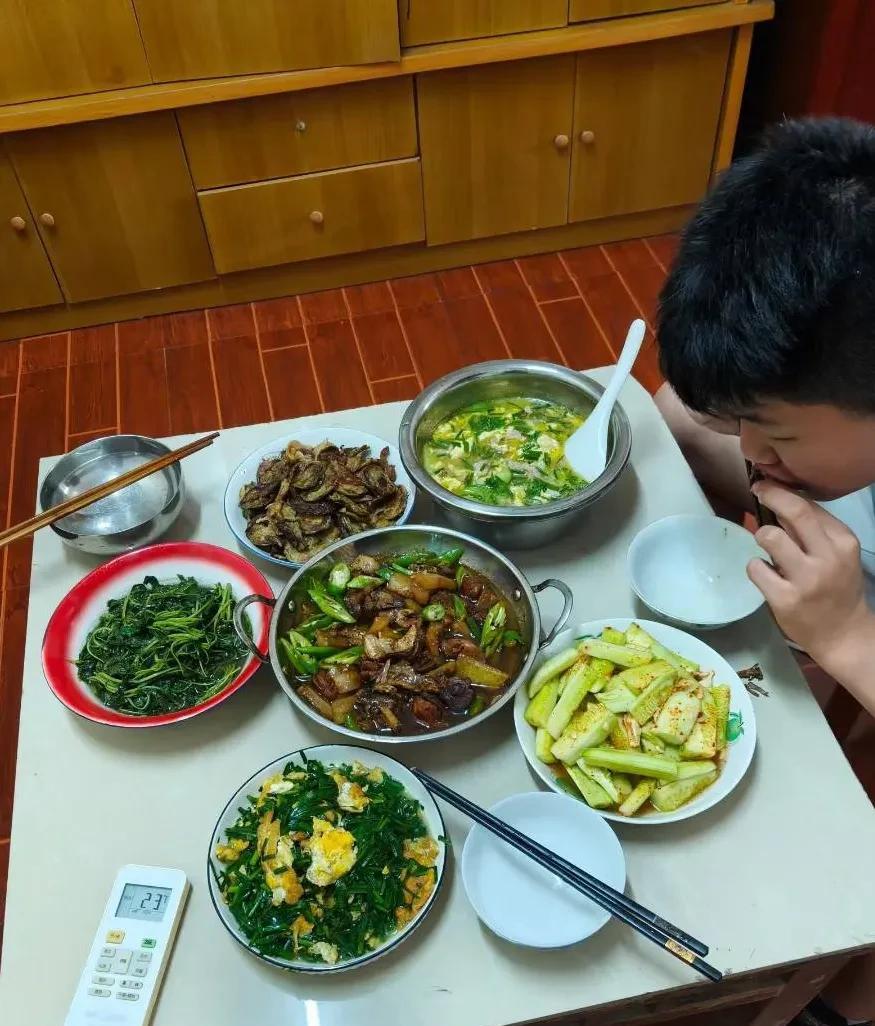 我是干餐饮行业，这两年大家都知道，行情不是很好，前两天来了一个小男孩要找暑假