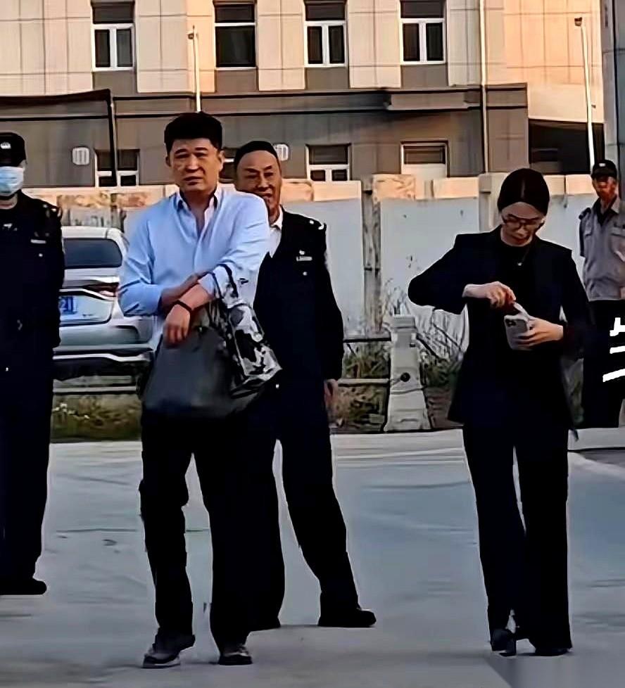 崔丽丽说，老板亲口夸她：“你长得真漂亮，没人会不喜欢。”这话从她自己嘴里说出来