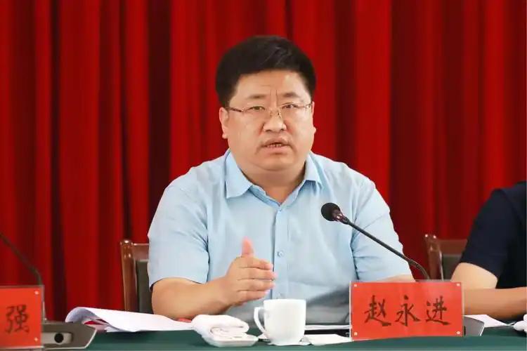 赵永进是长治本地人，早年仕途成长顺遂，29岁他从长治空降沁源，升任沁源县副县长，