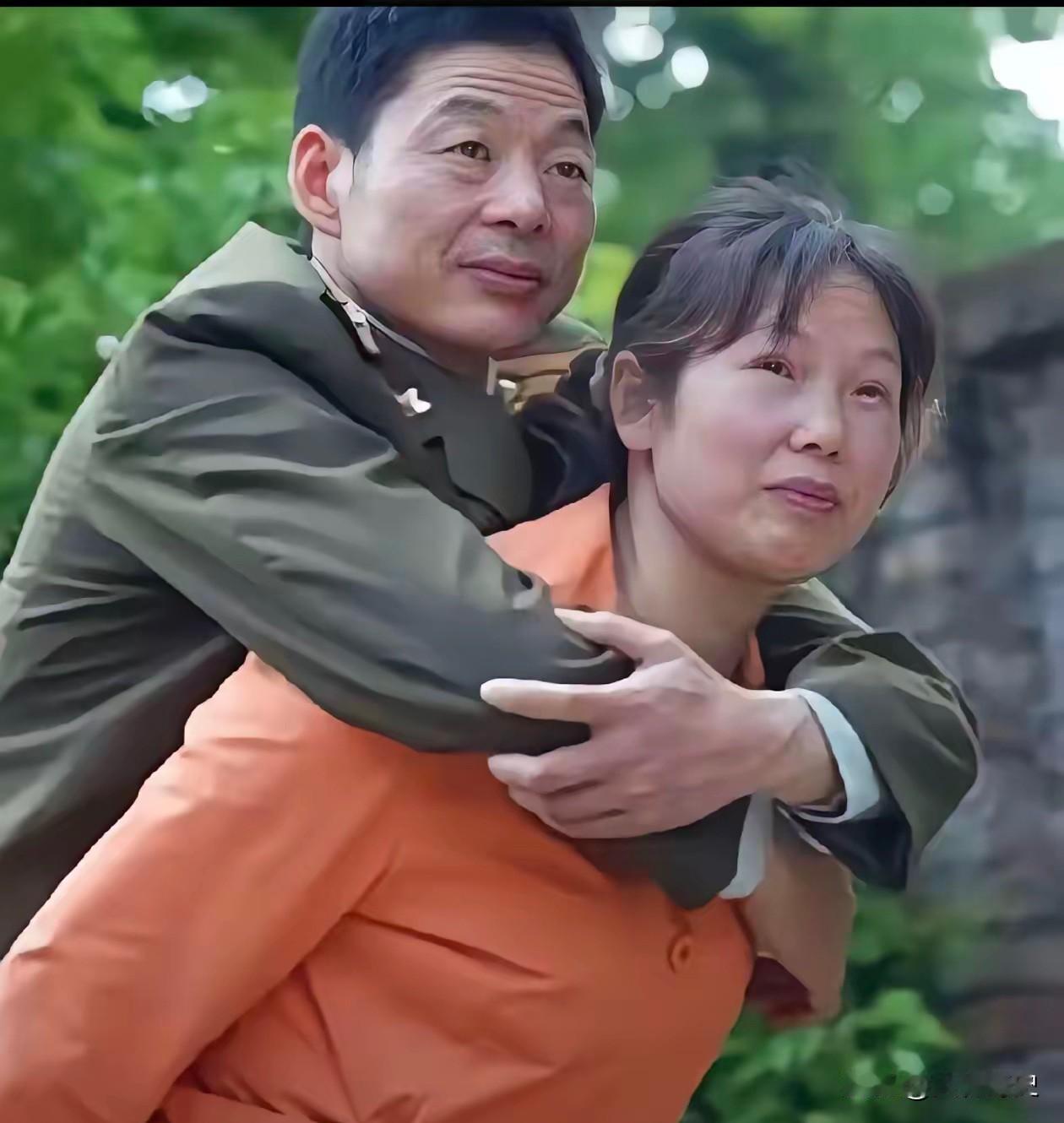 老山一功臣侦察排长-杨仕春，在战斗中，为保护战友撤退，被炮弹击中，失去双腿，同县