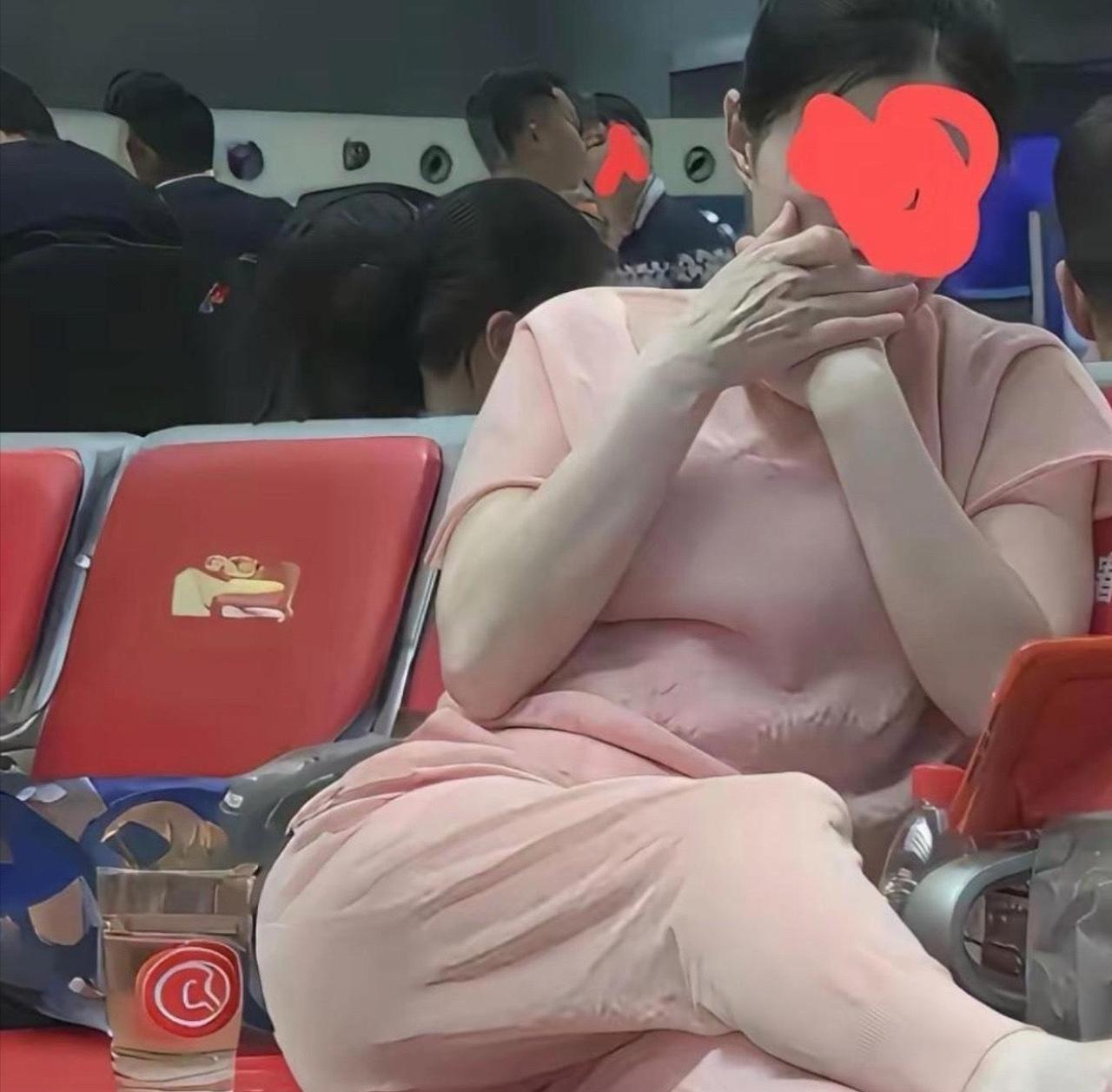 真把候车大厅当成自家客厅了，实在缺乏公共素养。候车大厅属于公共区域，往来旅