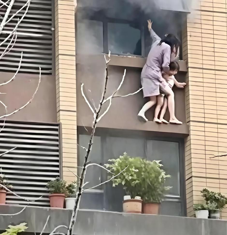 其实并不是孩子爸爸不管，直接放着妻女自己逃跑了。当时孩子爸爸把门打开了，让妻子和