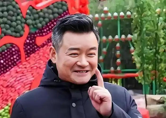 他曾是央视名嘴，31岁因一句话离开央视赴美国，如今50岁怎样了？   