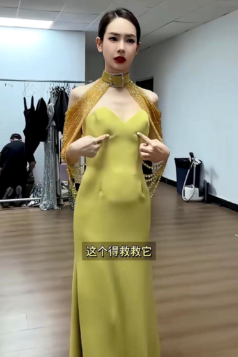 戚薇这身红毯造型一出，评论区直接炸了，连安睡裤都被扒了出来。高定礼服空荡荡挂在骨架上。网友把照片放大