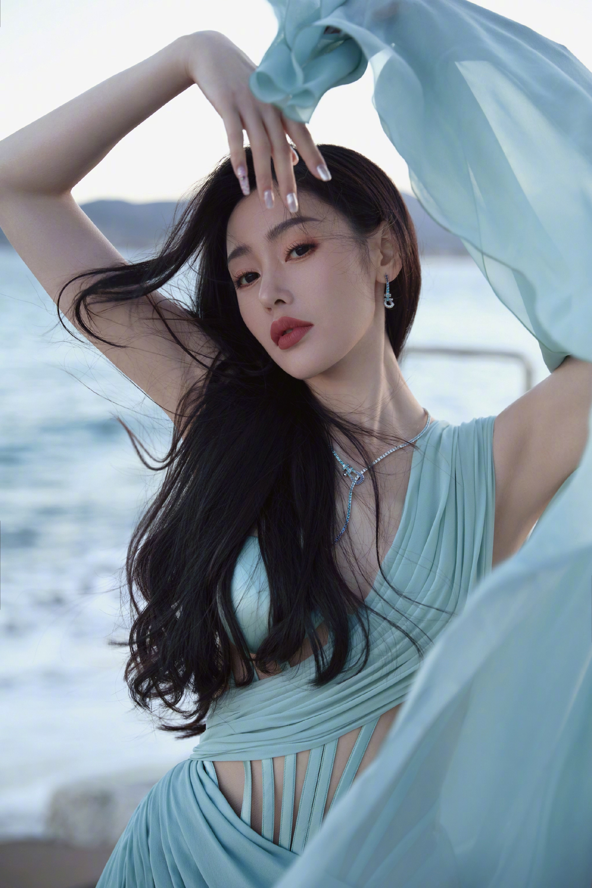 张天爱海滩大片，淡蓝色彩轻纱曼舞，柔美活力姿态。张天爱