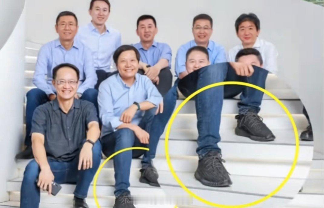 #为啥大家不穿皮鞋了#雷军、库克、马云公开场合经常穿运动鞋，不是所有“成功人士必须穿皮鞋”。我也不穿