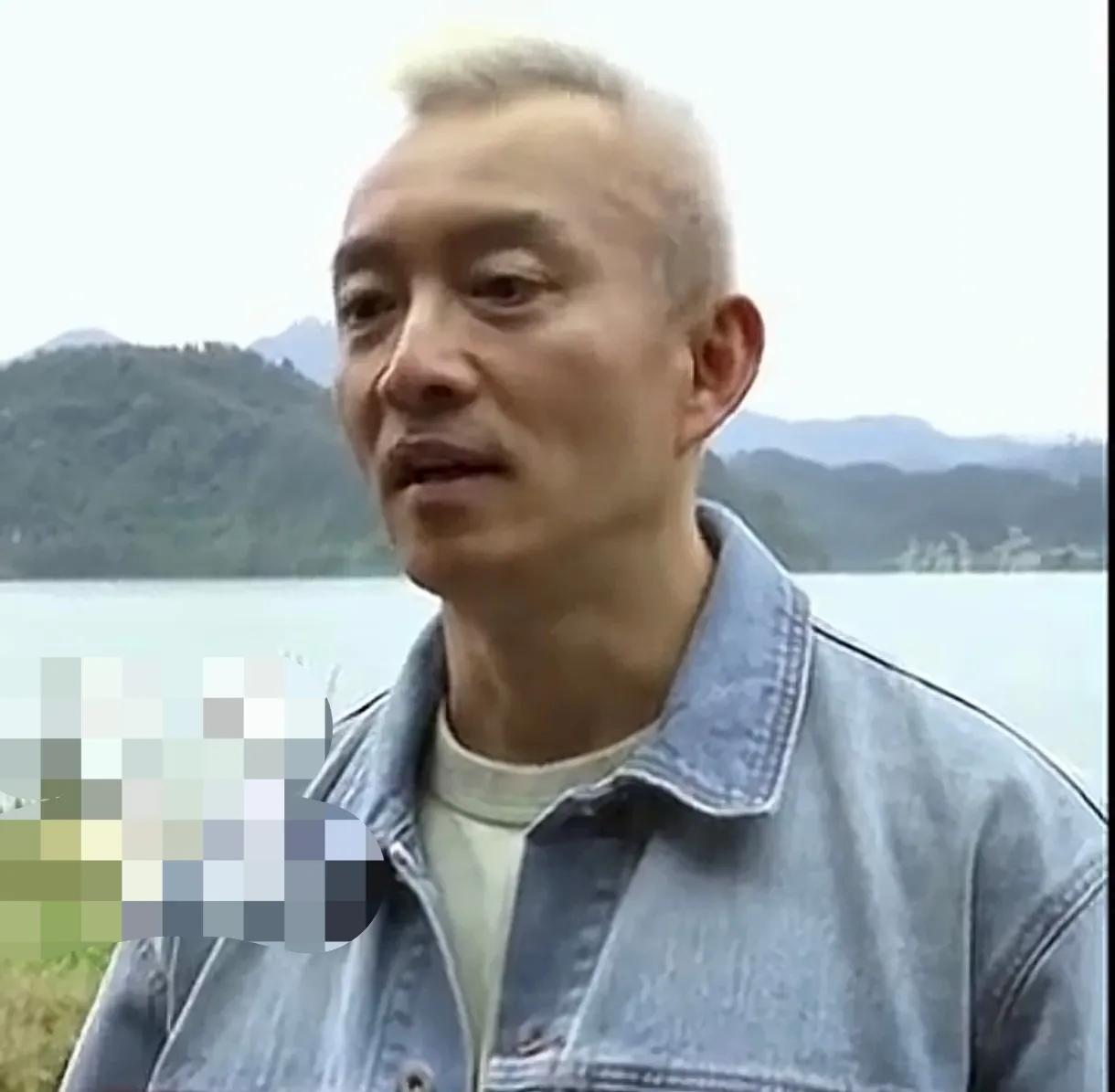 原央视《同一首歌》最帅主持人之一亚宁现状:1.今年56岁的亚宁，头发不但花白还稀
