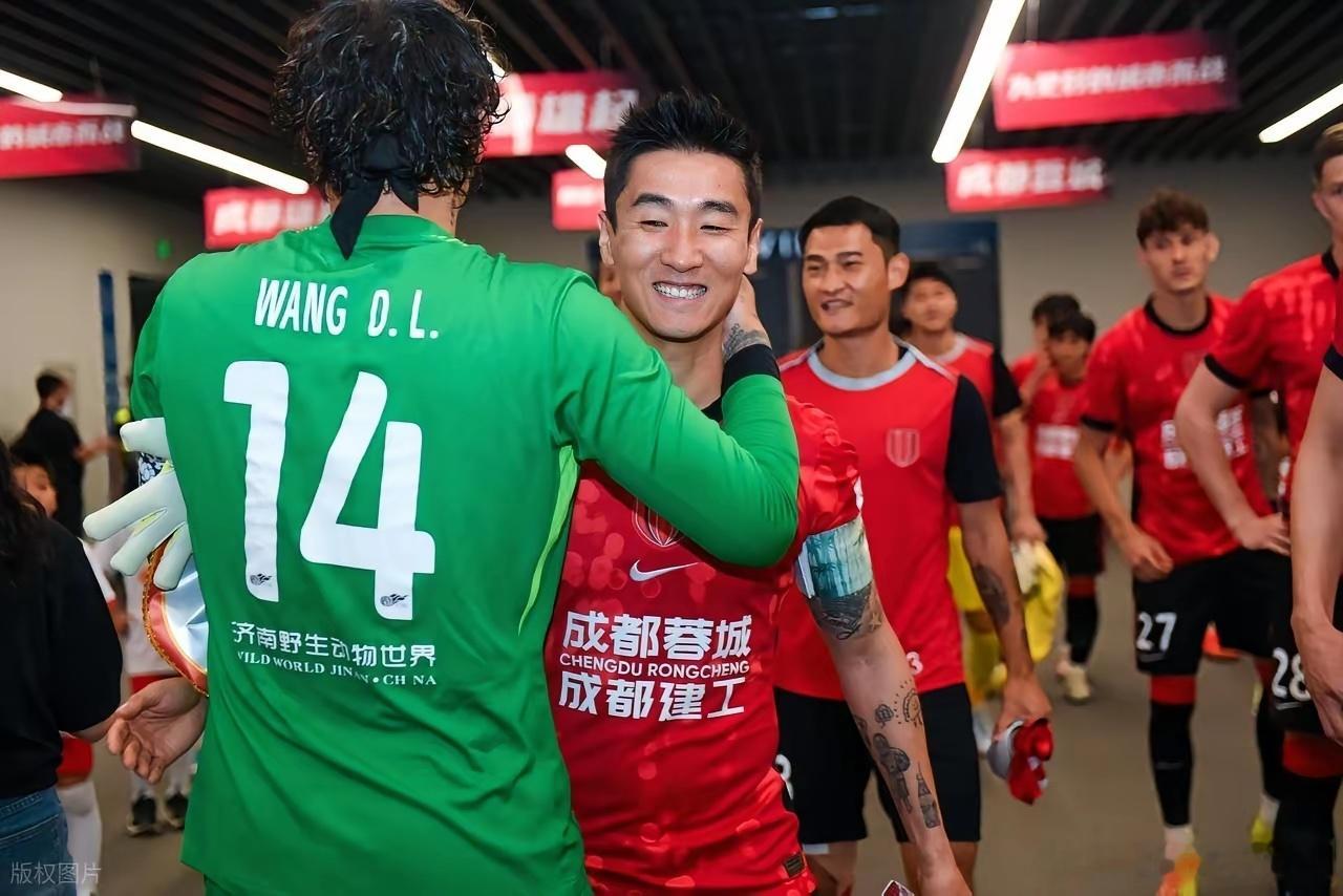 山东泰山门将王大雷人缘极佳，赛前成都蓉城球员主动与他打招呼。王大雷征战职业联赛二
