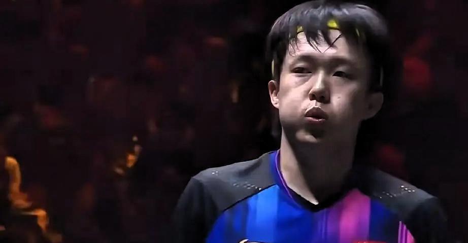 王楚钦又赢了，这次赢在骨子里。北京首钢园，第四局0比3落后，他连得7分，像摁下