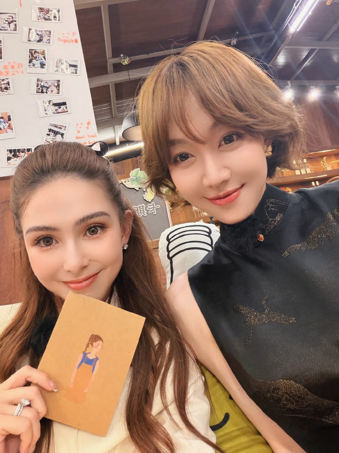 昆凌才33岁就已经生了三个娃，眼睛非常漂亮，还是很有少女感的！​