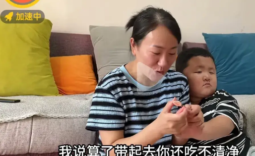 我经常刷到这个叫胖虎的小男孩的视频。这个孩子有自闭症，好像已经七岁了，生活不能自