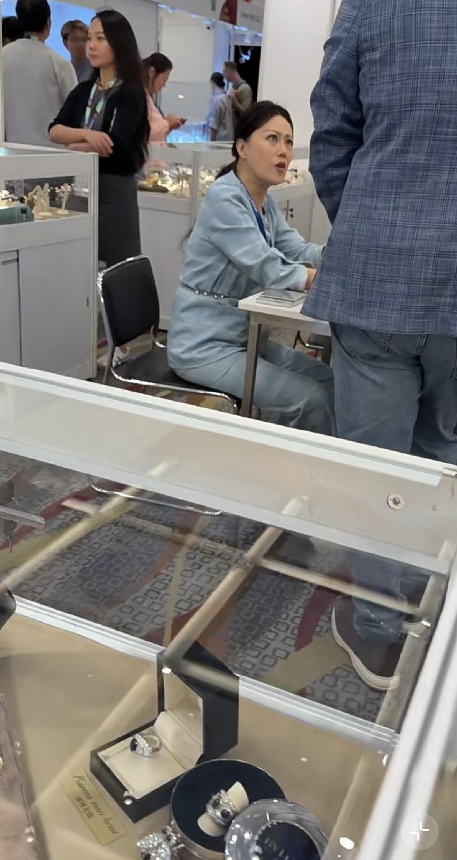 9月16日，章小蕙参加香港珠宝展被偶遇，她打扮好年轻，体态也挺好的，与老外说英语