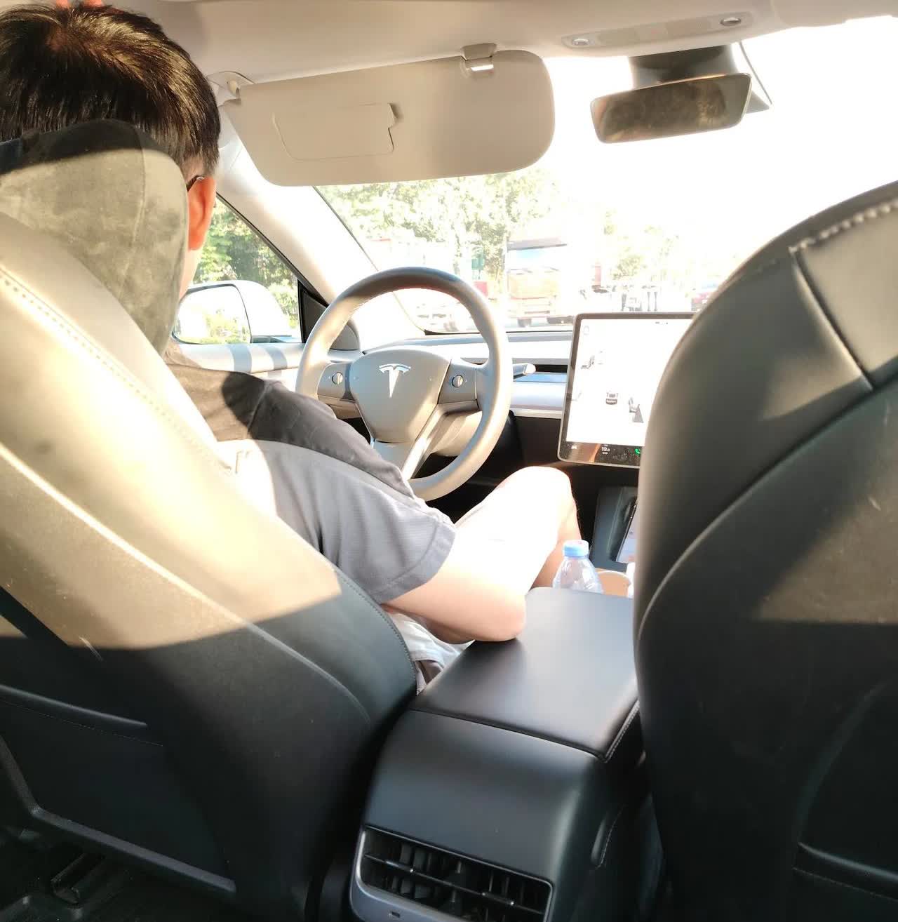 第一次打顺风车，竟然约到特斯拉了，有点受宠若惊。司机是个年轻小伙子，本地