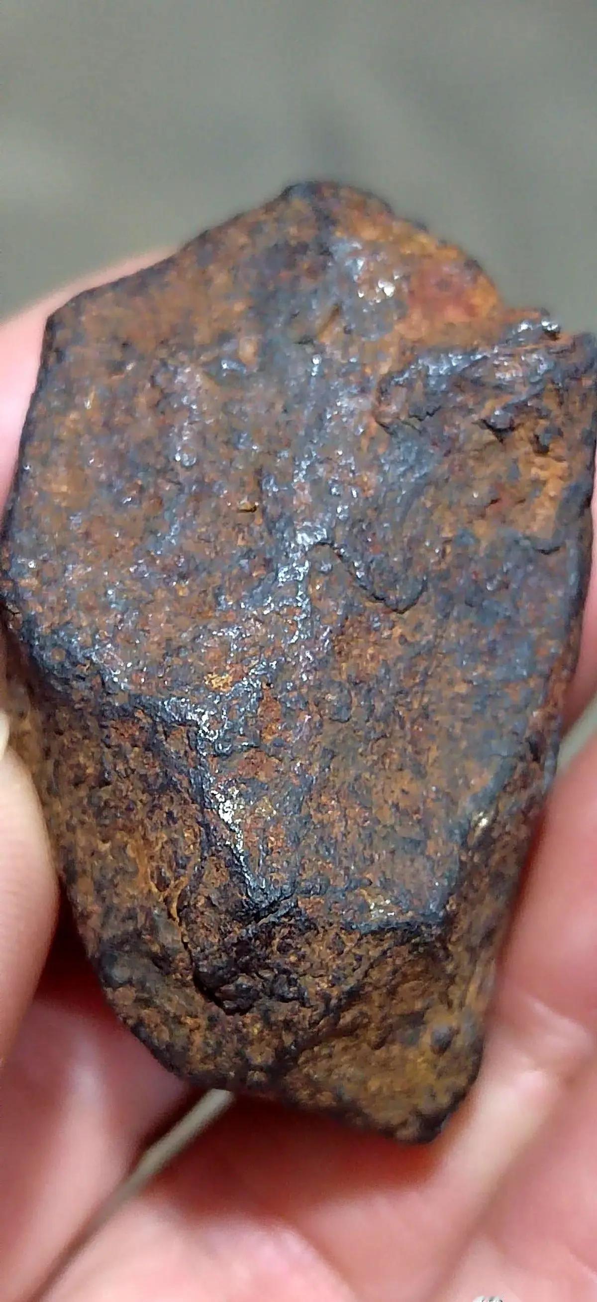 这是一块在北非发现的陨铁，看上去含铁量很高，确实很稀有，据说价格很高，高到哪儿不