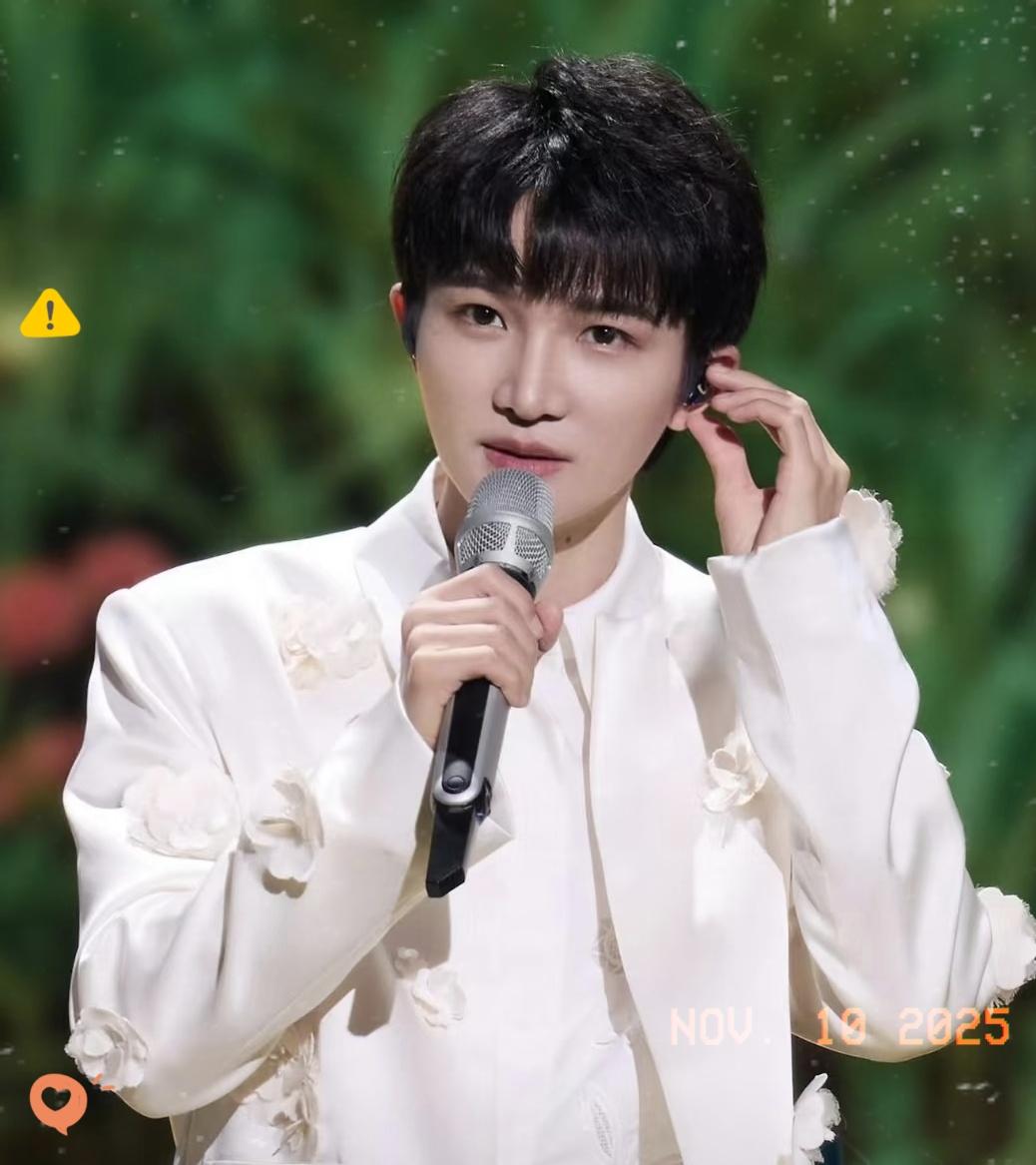 周深唱功是好的，但是不适合作为男声唱全运会会歌。考虑到这届运动会由粤港澳联合主办