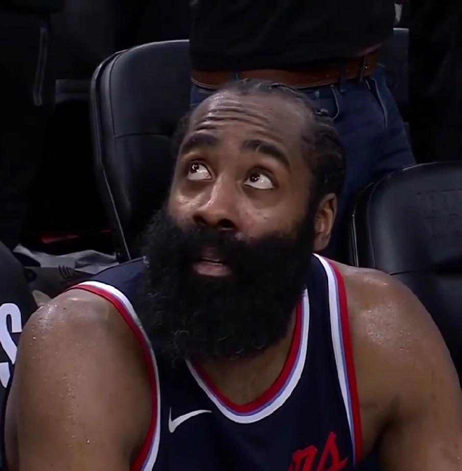 同样是打了17场比赛！！！马克西：场均32.2分4.4篮板7.5助攻。米切尔