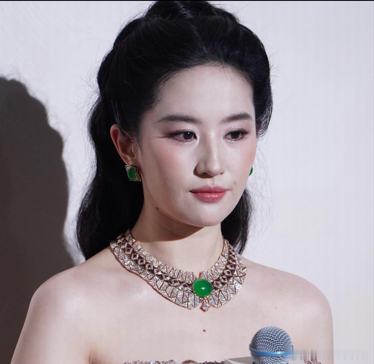 刘亦菲怼脸生图，无滤镜无ps，这个状态算不算大美女？​​​