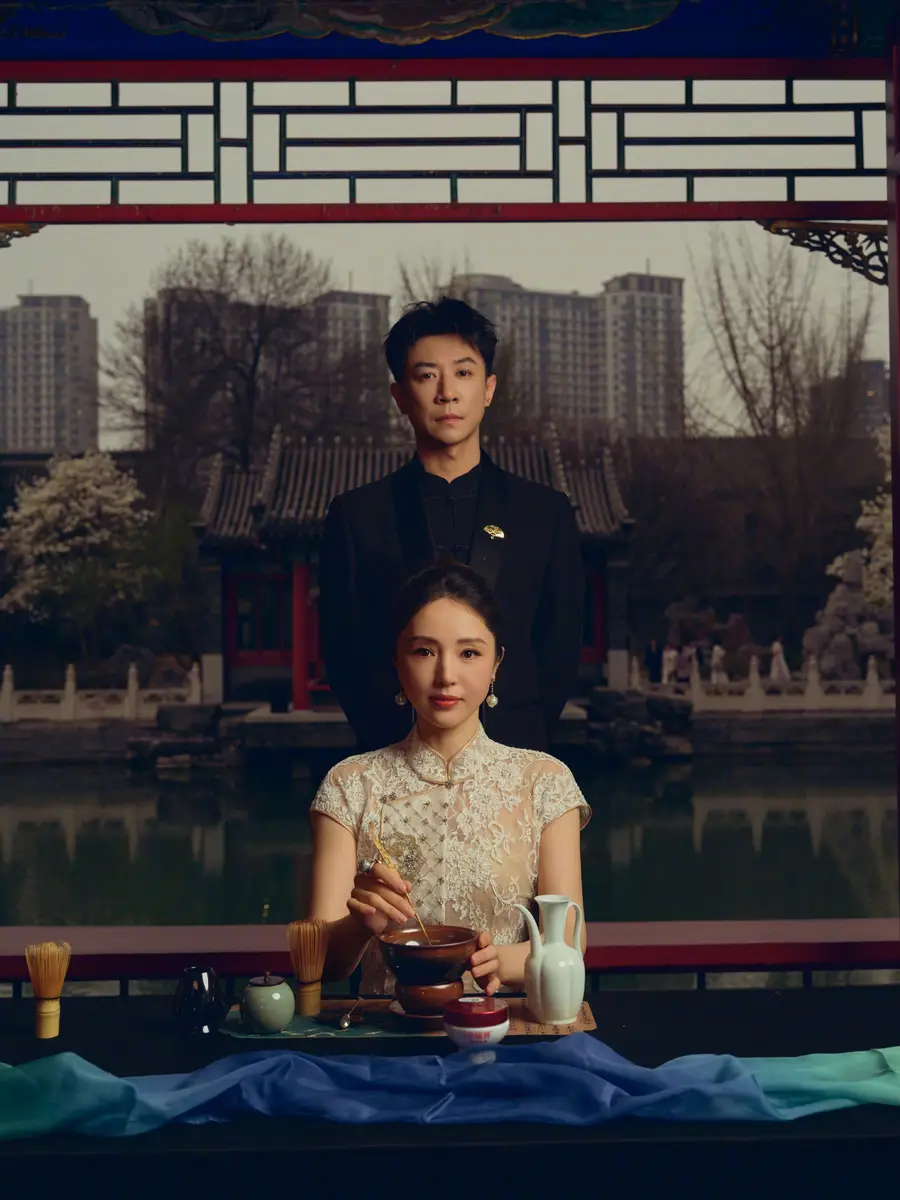 董璇与小9岁老公张维伊合体拍大片！穿蕾丝旗袍秀曼妙身姿