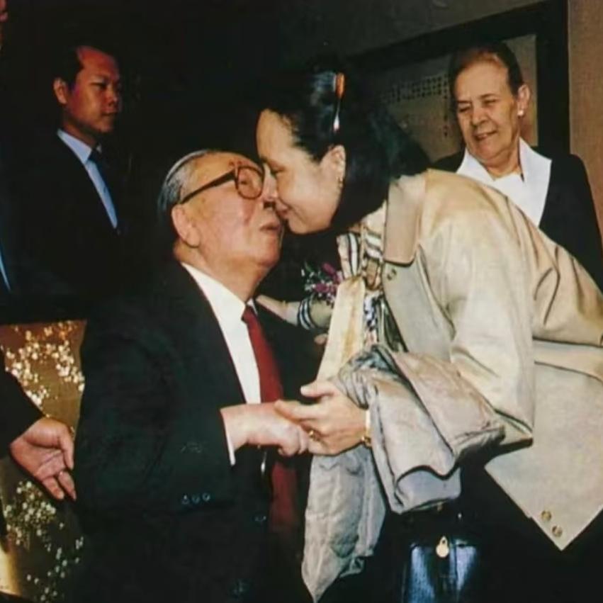 80年代，蒋经国病重期间，远在美国的女儿蒋孝章专程赶回身边陪伴，这是父女俩彼时留