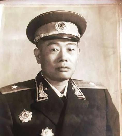 1955年，新中国首次授衔，毛主席看到了一个少将，似乎想起了什么，就叫住了他，笑