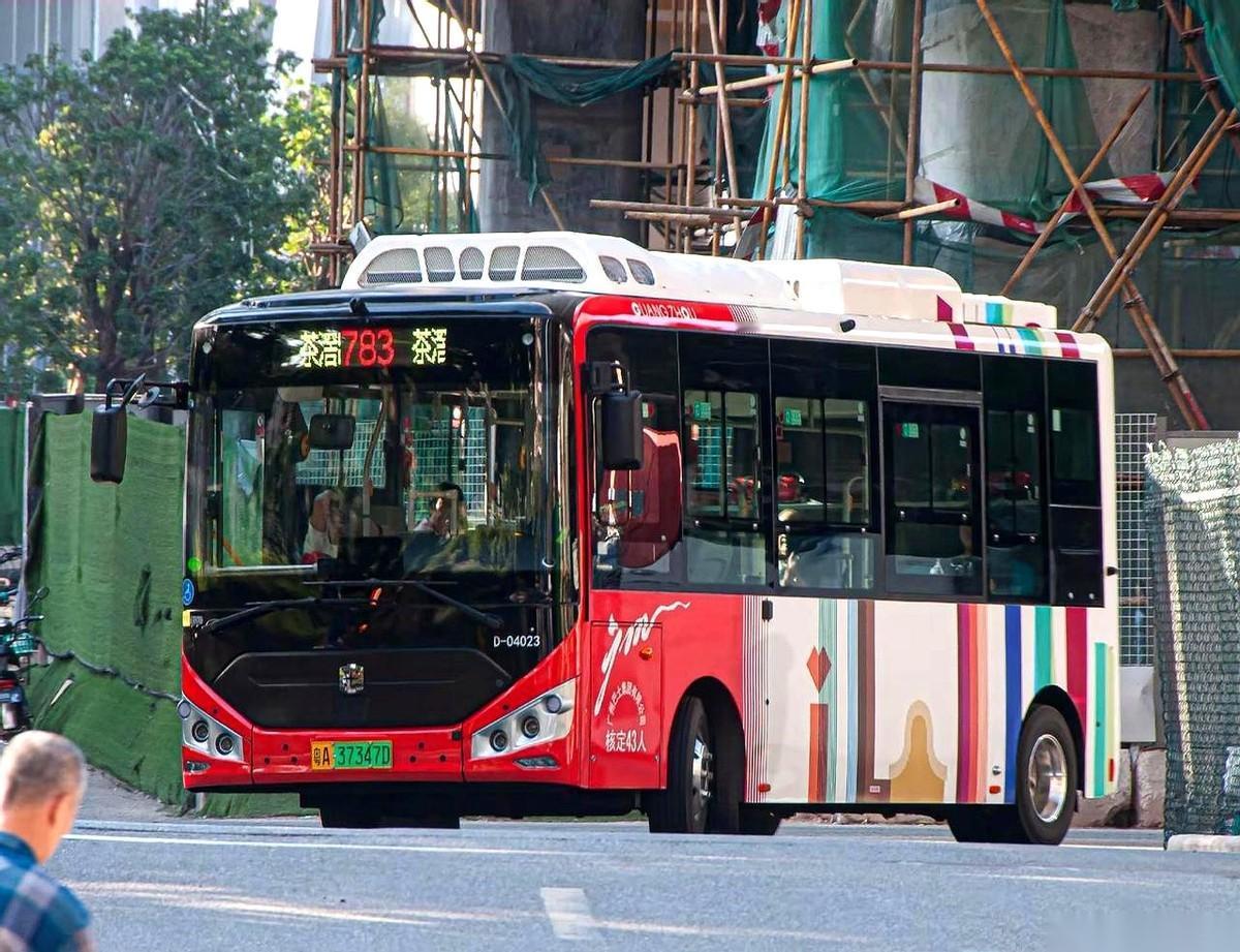 我今天下班，眼睁睁看着一辆公交车过来，差点以为是哪个景区的观光车。小，真的太小
