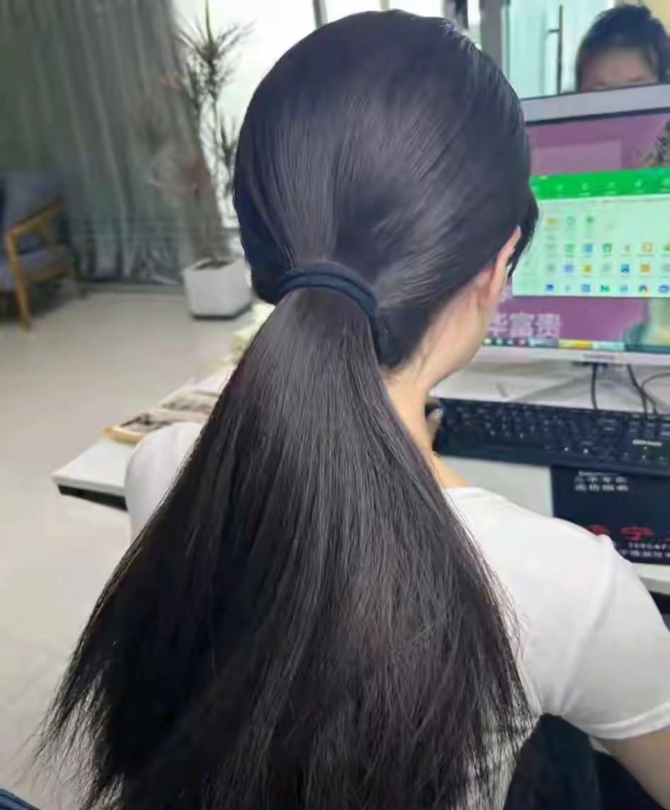 这个发量真是让人羡慕呀，现在好多人都在被脱发困扰着，看看人家小姑娘这个发量真是让