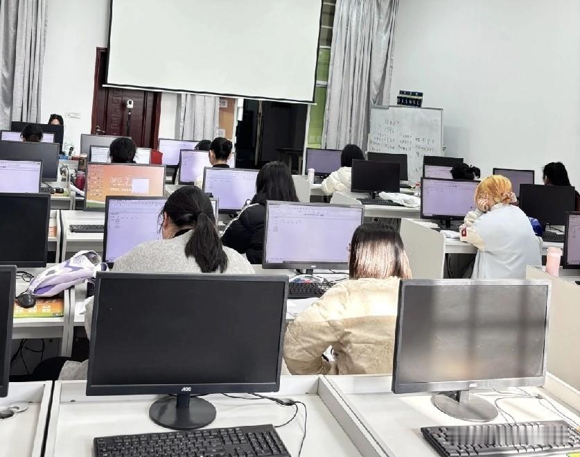 还是要离职的人敢说实话[笑着哭]已经提出离职的项目经理在本周的项目复盘会上，面对公