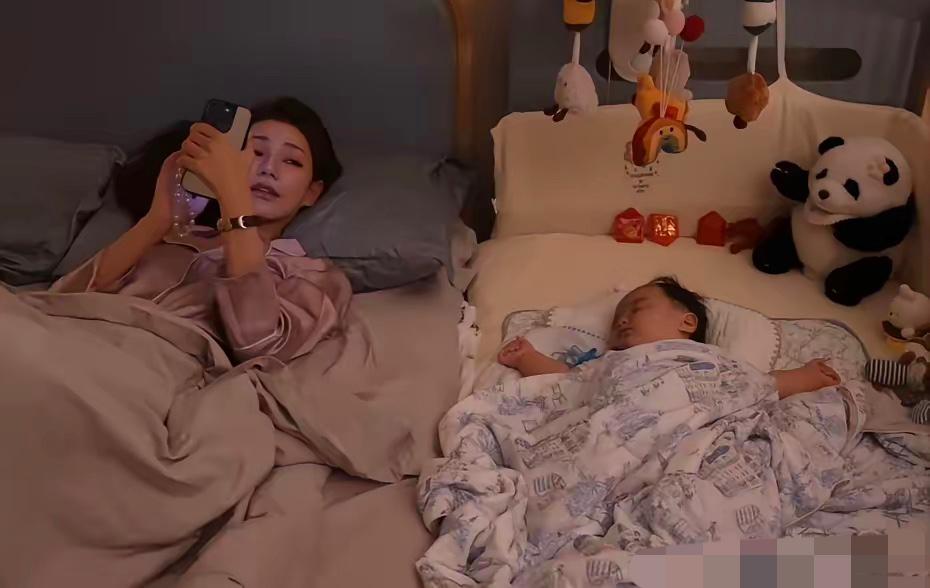 马筱梅晚上不用保姆带孩子睡觉，她在卧室加了一张婴儿床，7个月汪吉辰就躺在妈妈身边