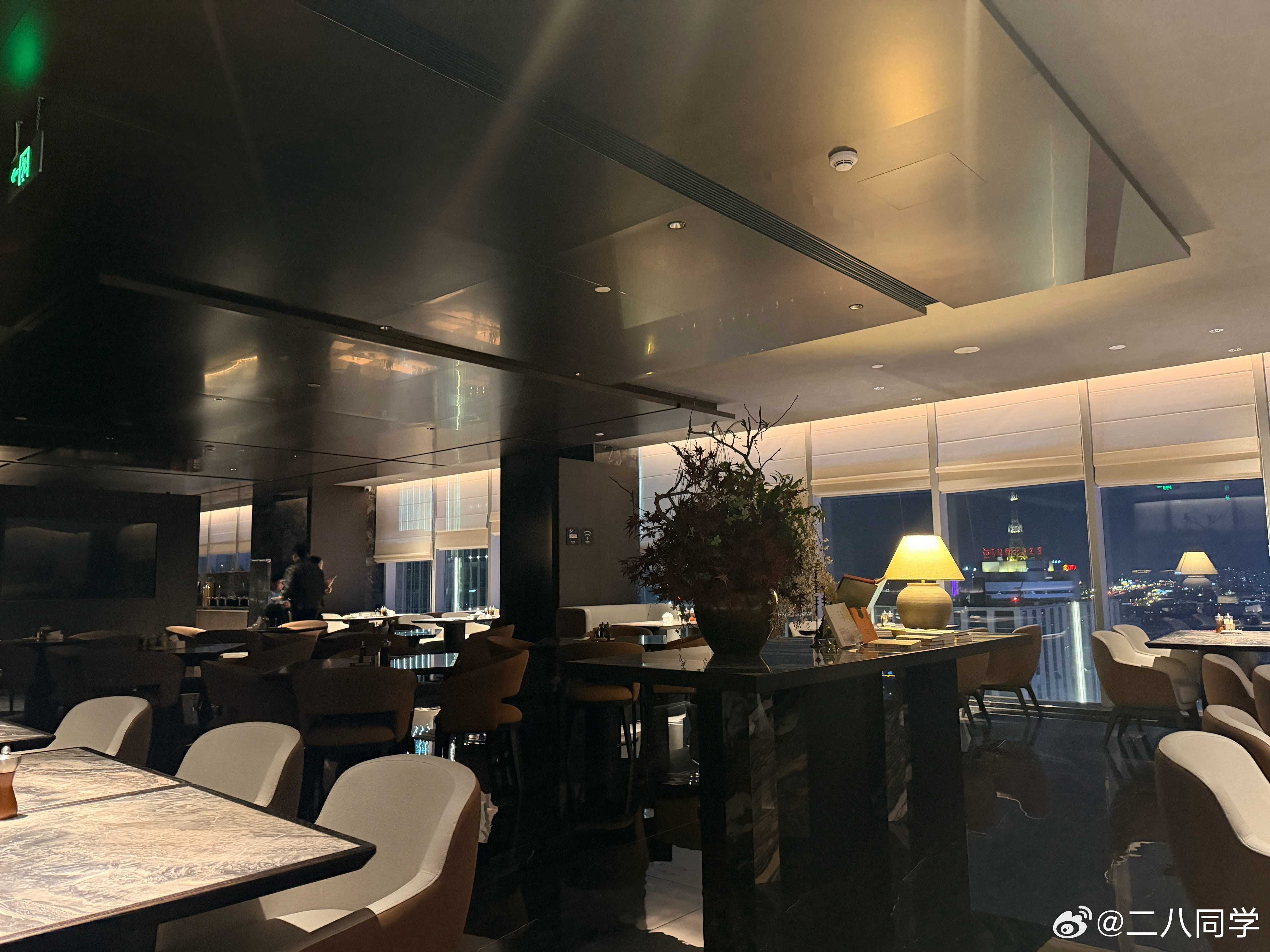 第一次住亚朵S酒店，我发现除了没有浴缸，没有游泳池，我找不到任何比五星级酒店差的