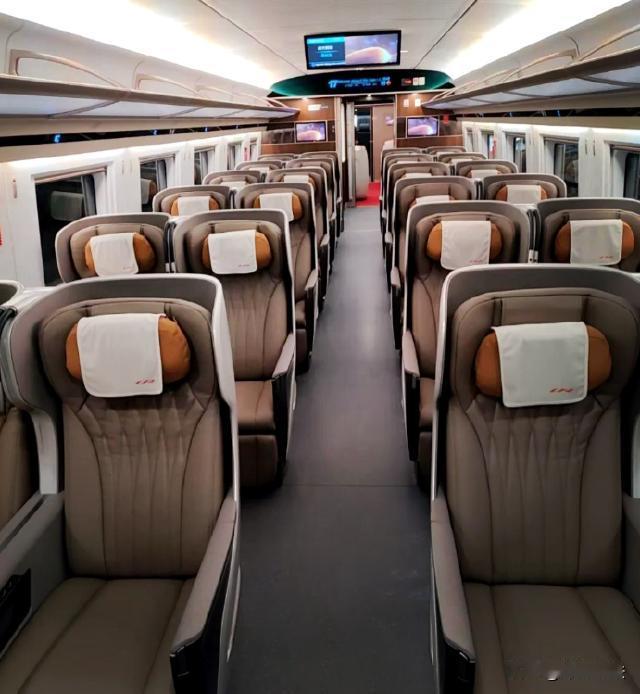 一乘客买了二等座无座票，上车后因二等车厢拥挤，便到一等车厢连接处站着。列车员发现