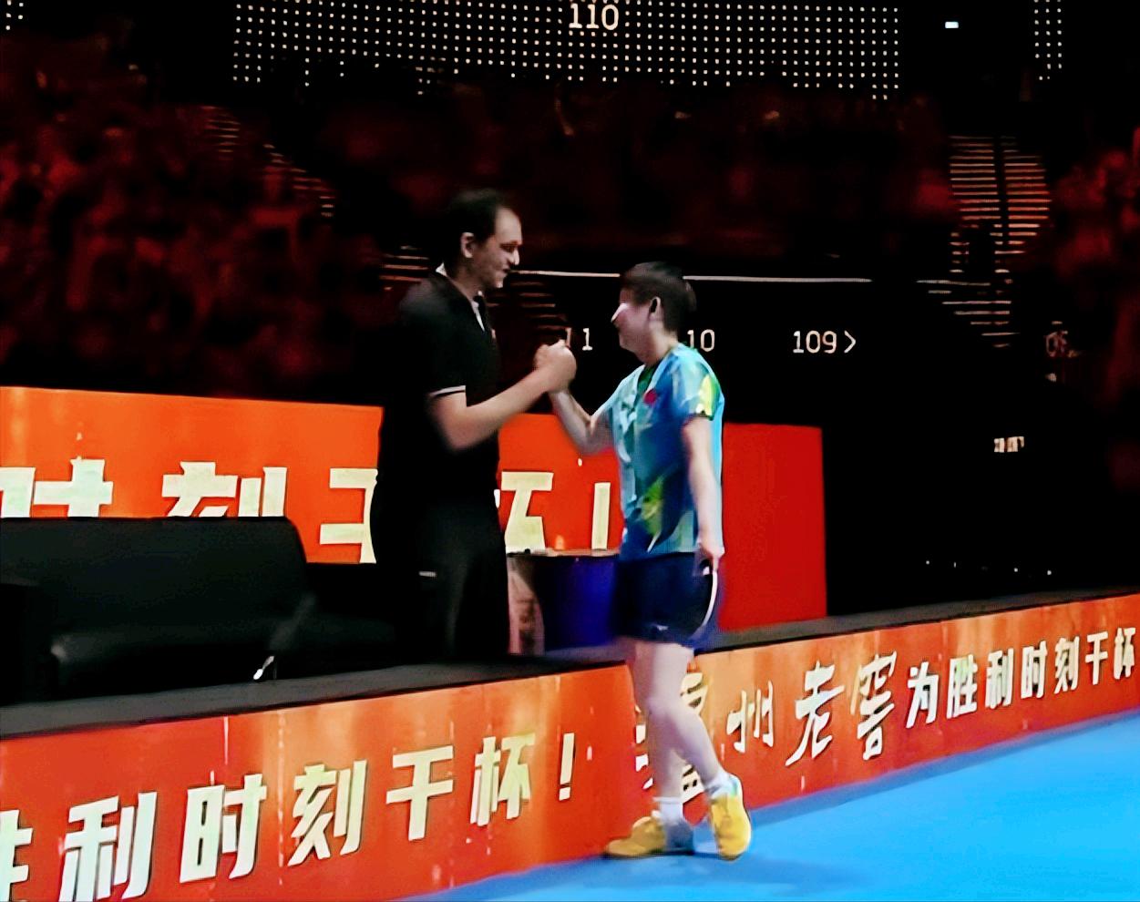 笑死我了！孙颖莎4:3拿下汉娜高达之后，她教练握着孙颖莎的手紧紧不放。仿佛