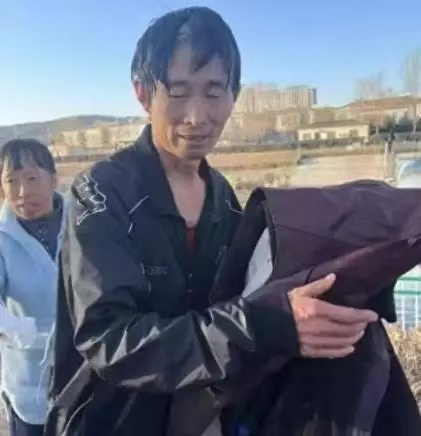 “一命换三命，值！”2月16日，山西，一名47岁的大叔正在陪妻子和孩子散步。突然