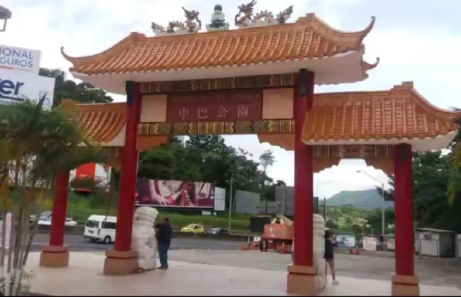 巴拿马女市长拆掉华人纪念碑，总统大怒，又要求原地重建。这两人的拉扯，折射了中美