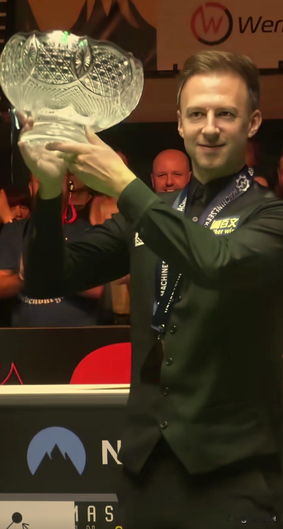 哈哈哈，简直是笑不活了，特鲁姆普这个新奖杯火了！新疆网友：这不是我妈装馓子的果盘