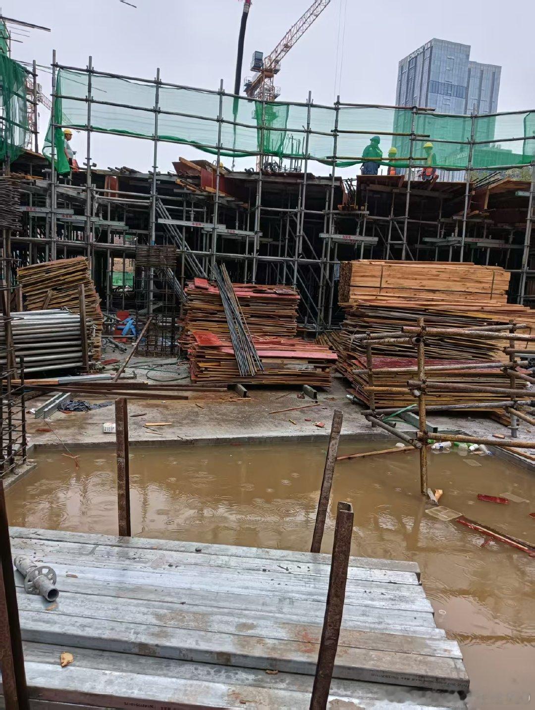 武汉市洪山区重庆宸建设有限公司，商务居项目G地铁二标段钢筋工班组李小红。多次找李小红要生活费或工资一