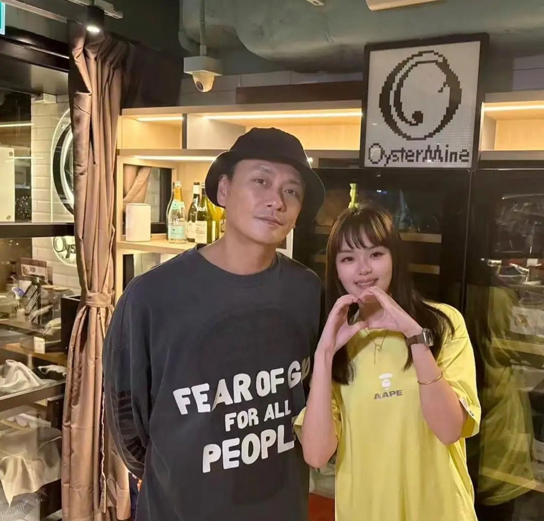 46岁黄宗泽在香港一家餐厅吃饭被偶遇，他打扮休闲时尚，他的脸部素颜，脸色好憔悴，