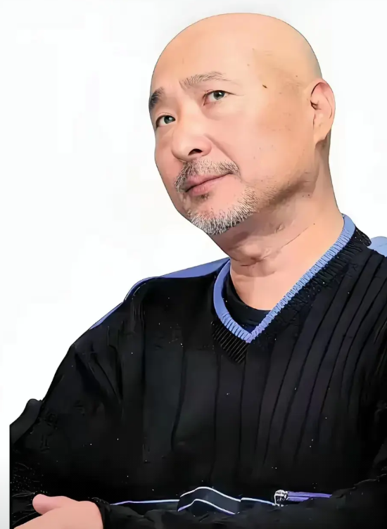 带着孩子去看了陈佩斯的《戏台》，很失望，开黄腔，看的我都后悔带孩子去了，床在那吱