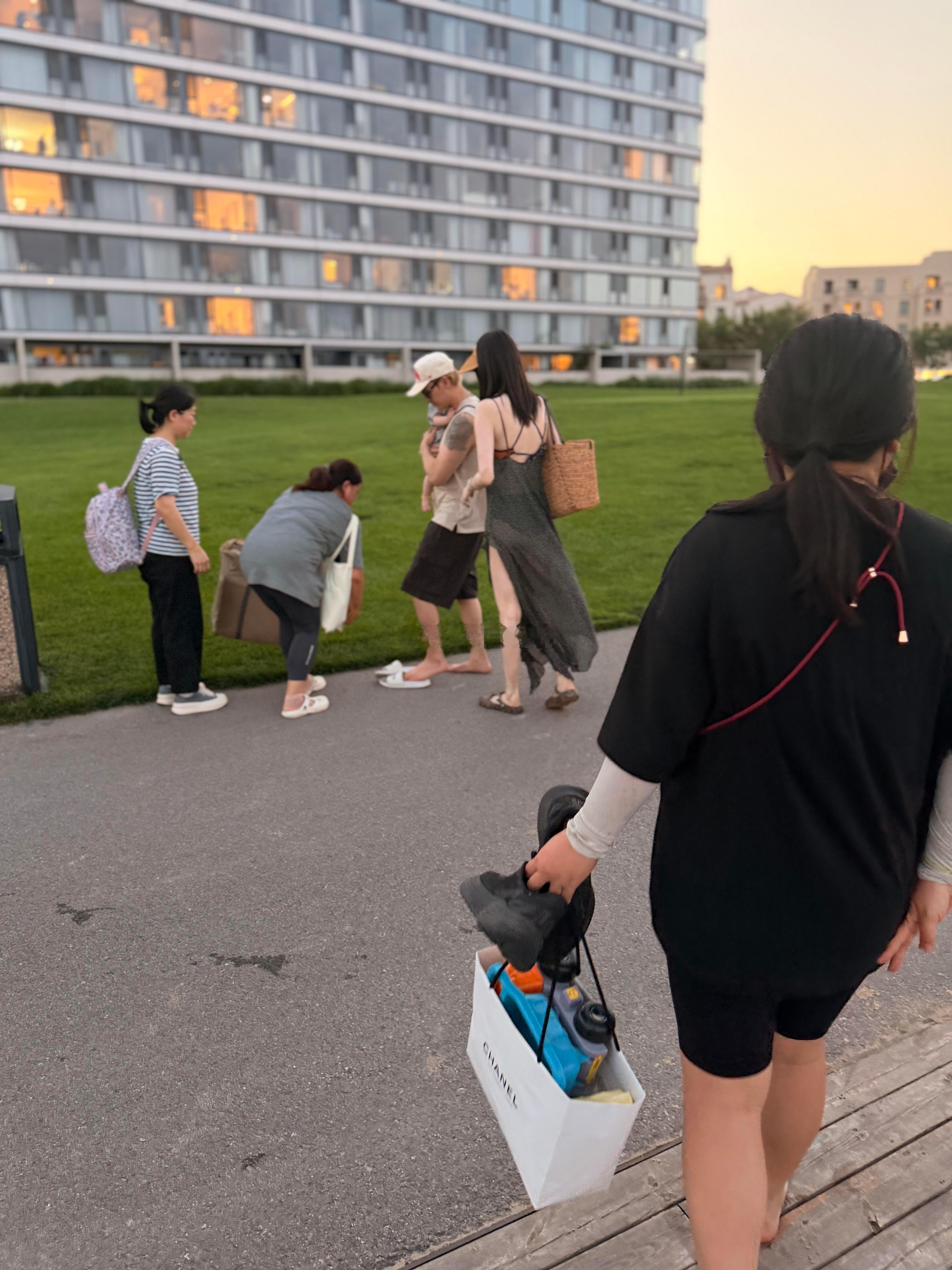 网友在阿那亚偶遇陈伟霆何穗一家三口还有三个保姆，网友说本人都太帅太美了，最后还主