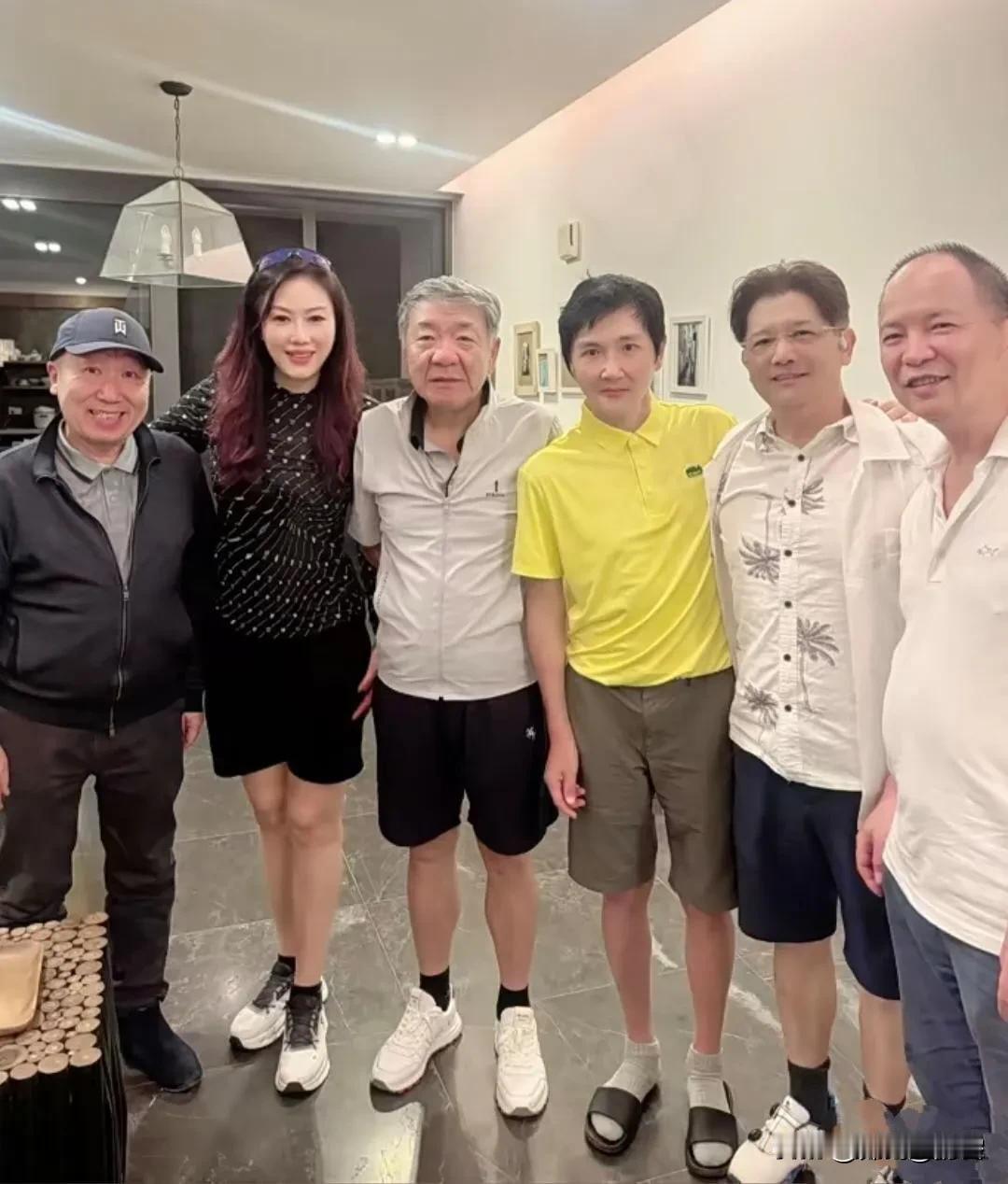 我的天啊！这是孙楠？穿黄衣服的孙楠在朋友中显得那么特别，特别之处在于，他已经