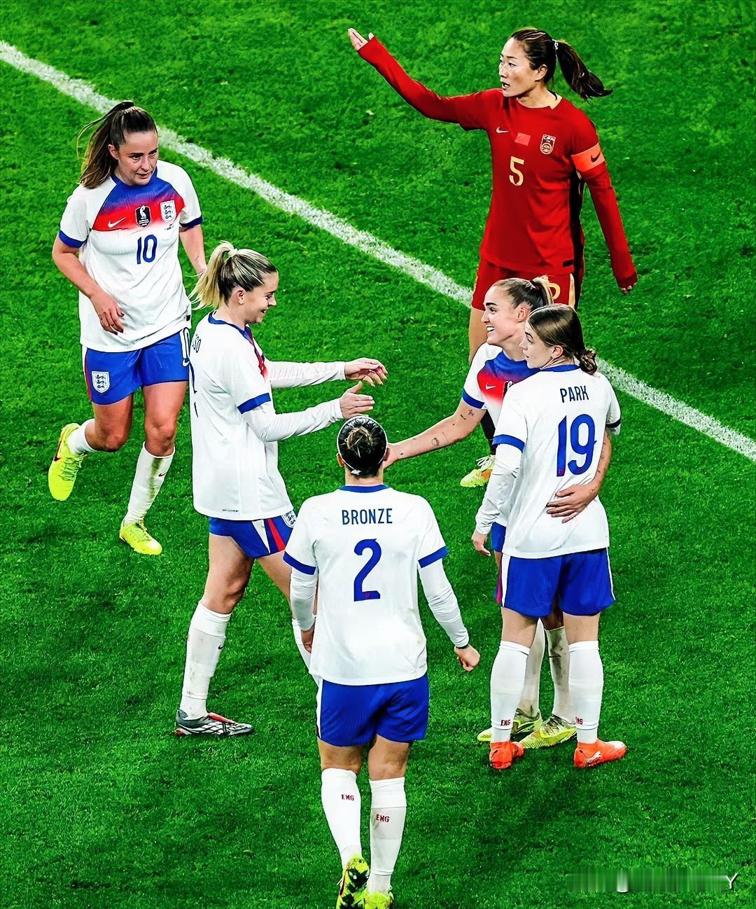 英格兰女足射手说了句大实话，值得我们好好思考，她说中国女足非常平庸，与她们