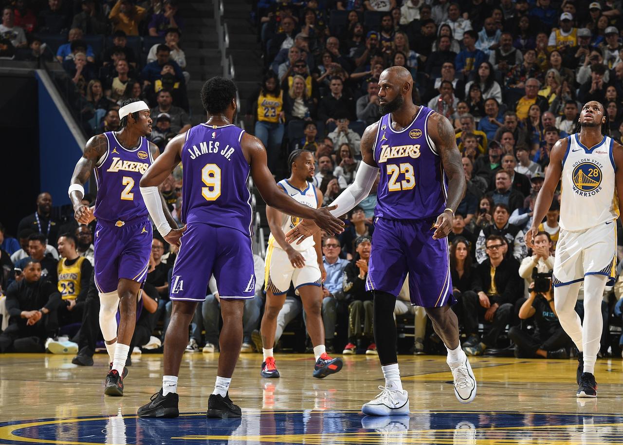 詹姆斯又创造了历史，湖人对阵勇士，首节比赛的最后一刻，布朗尼长传给勒布朗，勒布朗